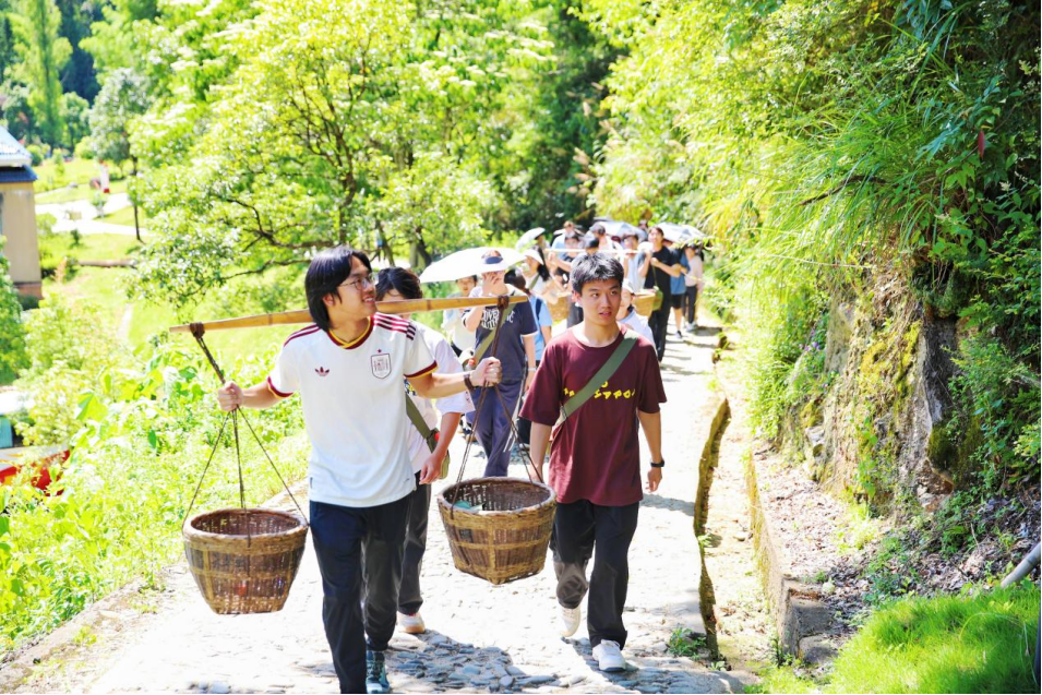 20260721-清华大学与井冈山大学开展“问道井冈·青春同行”联合暑期思政实践-李瑭健-联合思政实践支队师生重走红军挑粮小道.jpg
