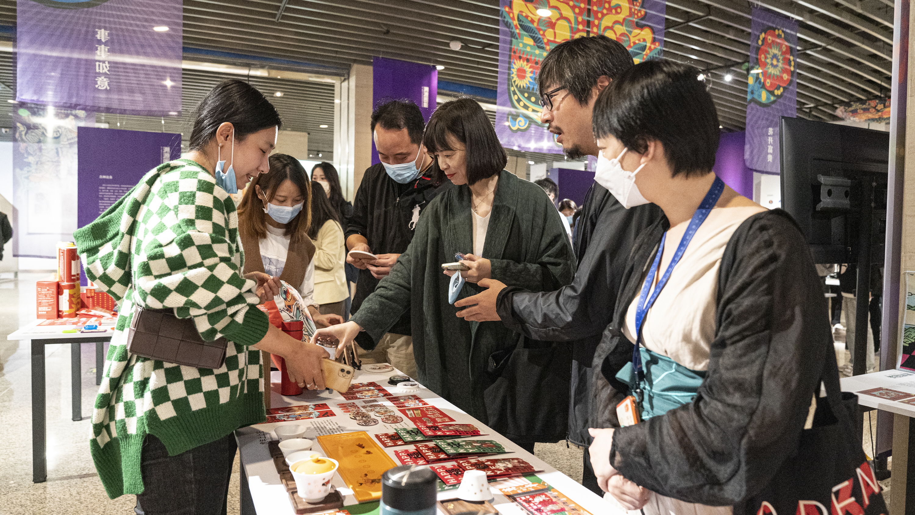 20211011-第二届清华大学年画日新创作营成果展开幕-项目组-现场6.jpg