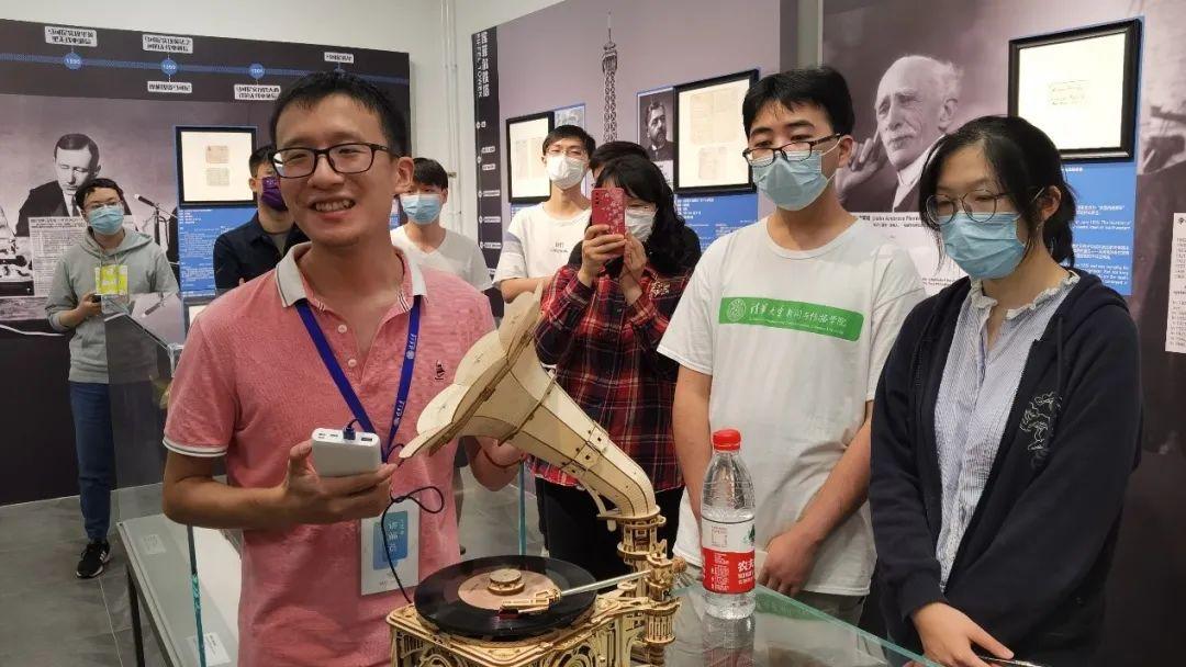 展览主讲志愿者向《媒介发展史》课程师生展示留声机的原理.jpeg