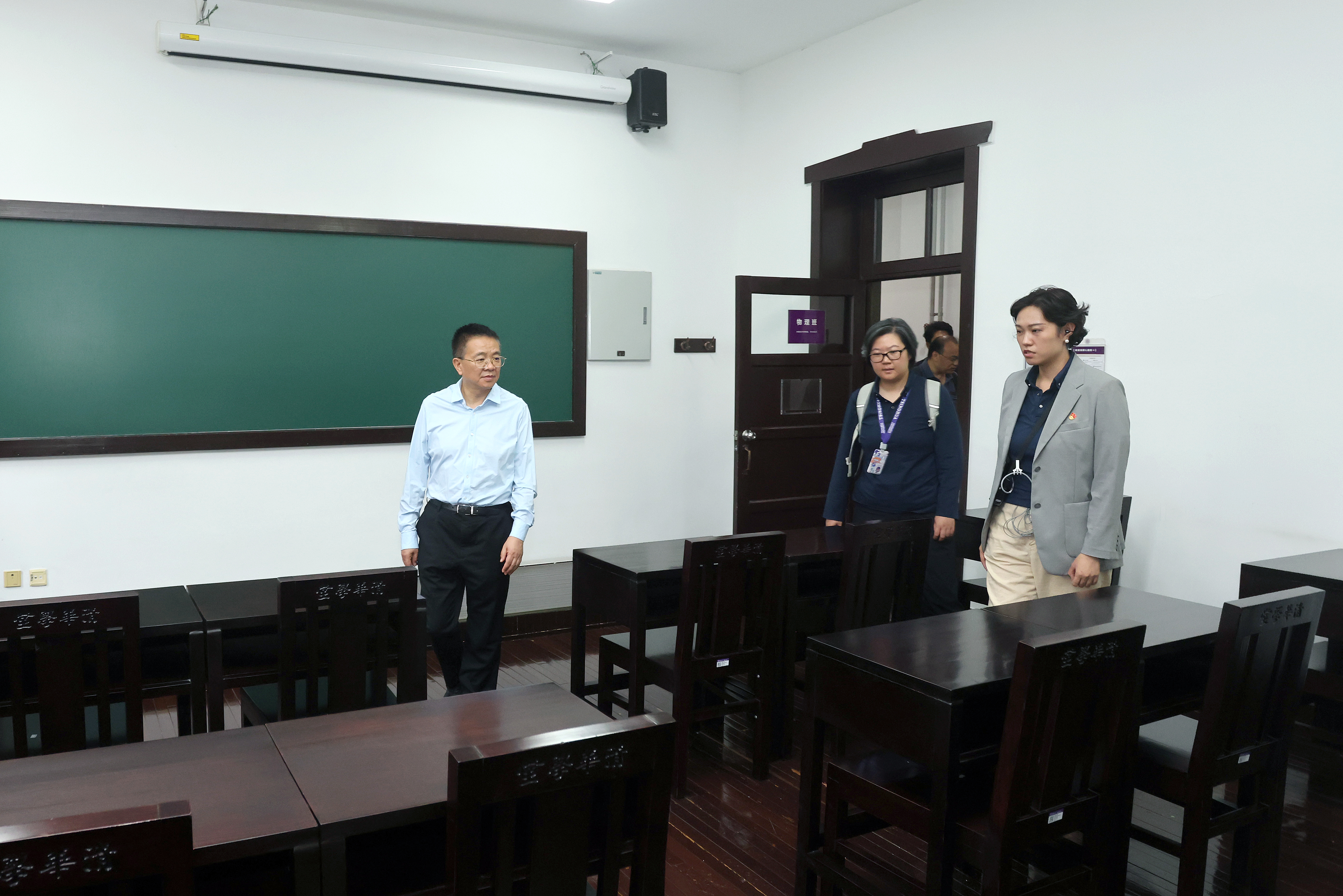 20260907-校领导开学前教室检查-杨艳宾-检查2.JPG