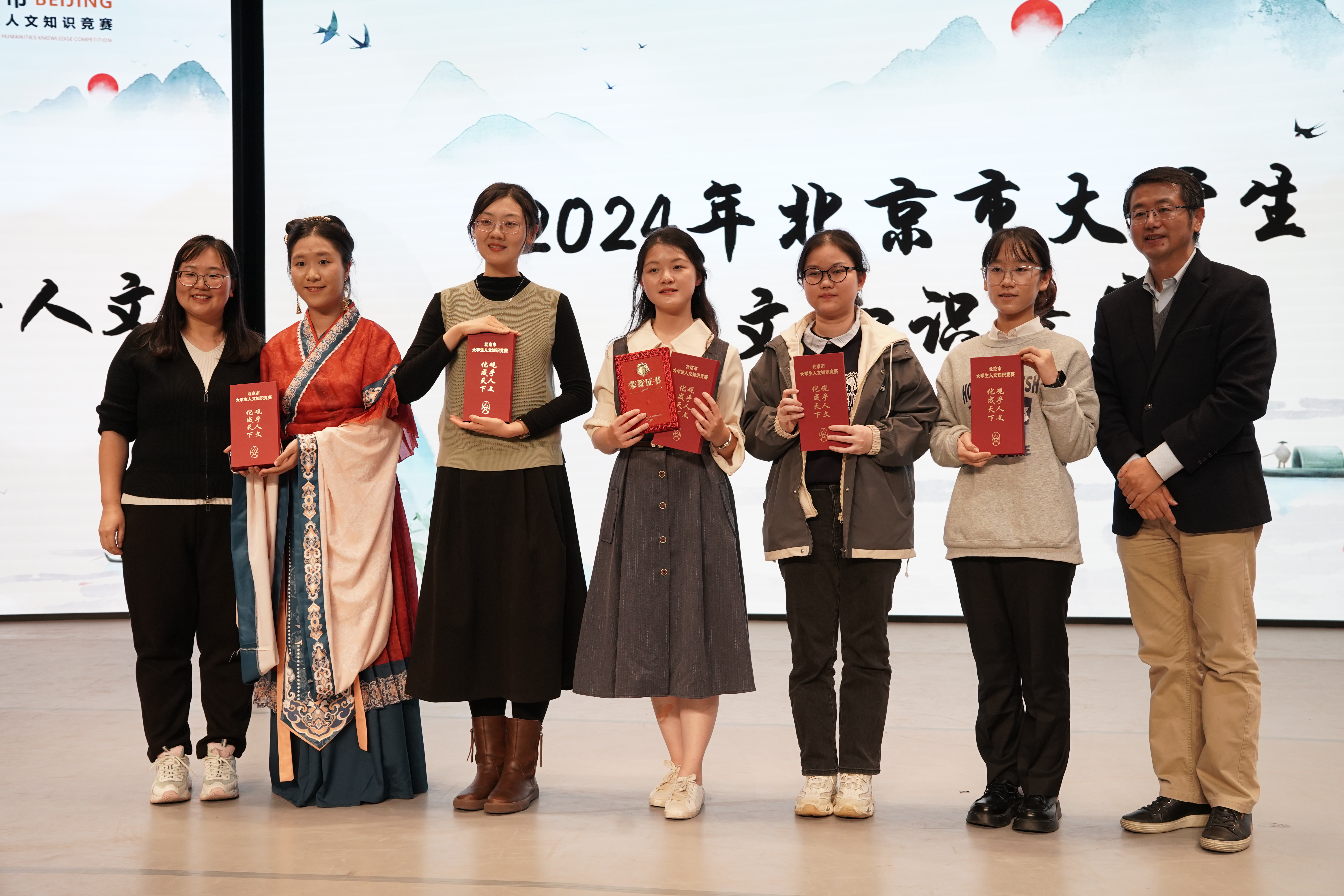 202411109-清华大学代表队在2024年北京市大学生人文知识竞赛团队赛中荣获一等奖-刘若琪-合影.jpg
