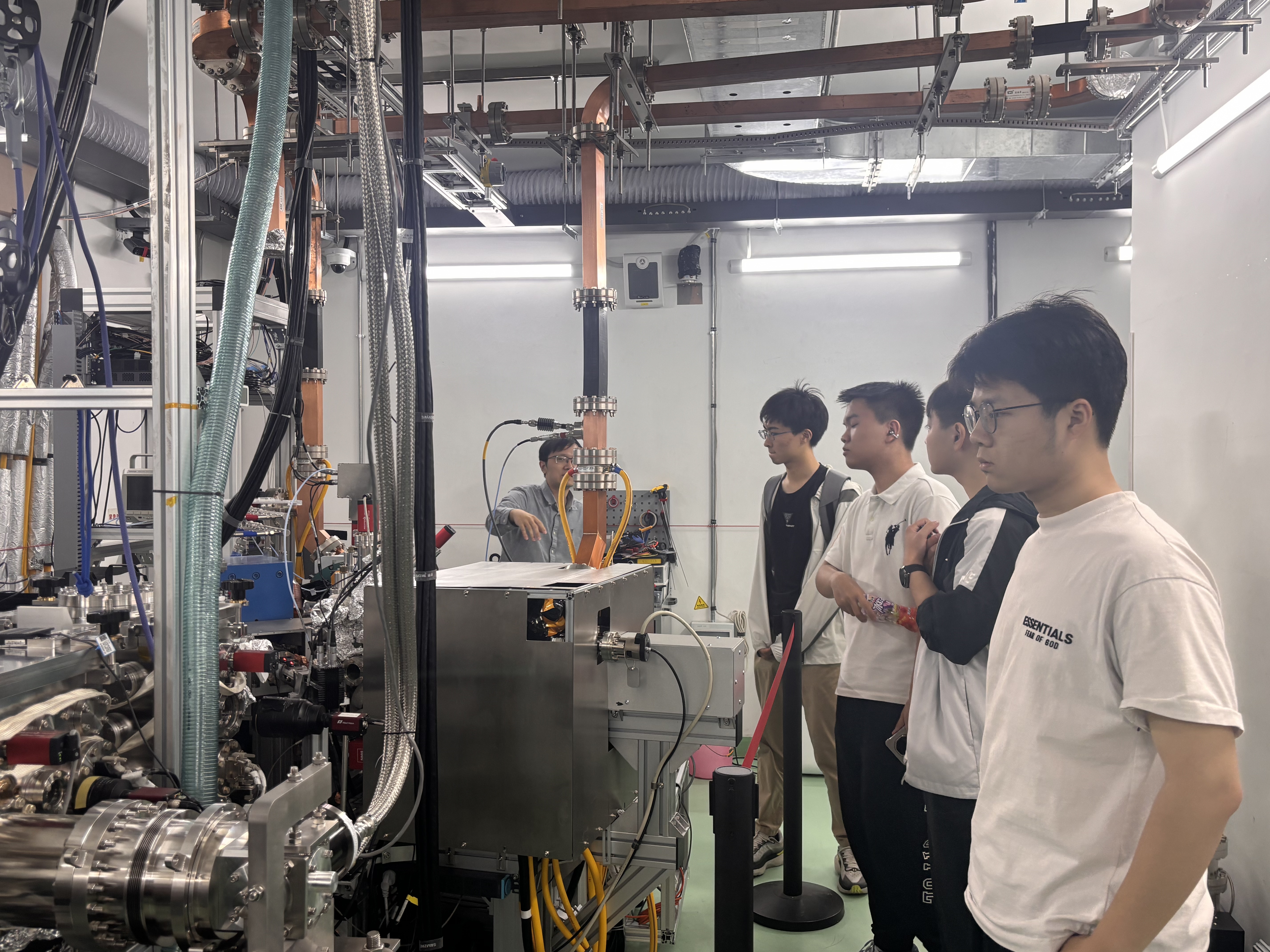 20260920-深改之协同制-院系提供-未央书院59班参观实验室.jpg