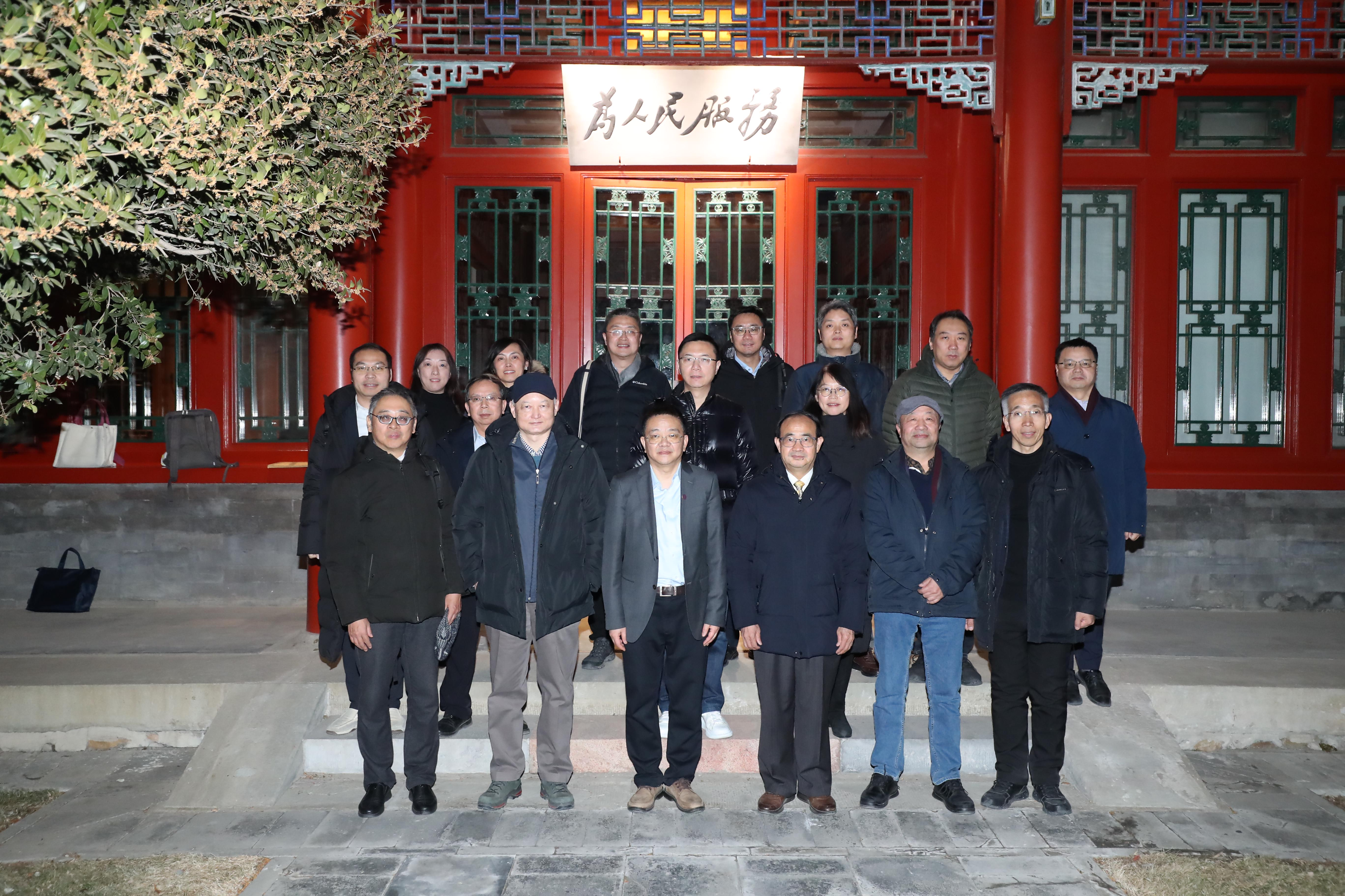 首届文科建设专家咨询委员会第一次全体会议召开