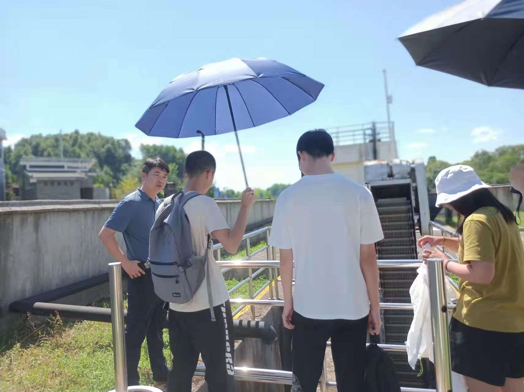 20220827-行遍绿水青山,擘画美丽中国-潘晨瑜-支队成员在普迹镇污水厂参观.jpg