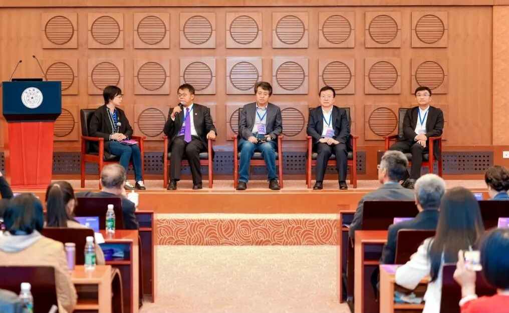 20261018-中国经济传播与发展论坛在清华大学举行-新闻学院-学界专家研讨环节.png