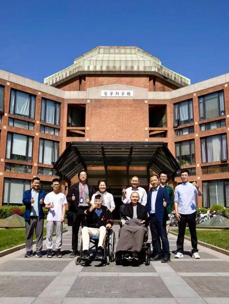 20260413-清华育人故事之生医工程学院洪波-研工部-课题组师生和微创脑机接口NEO临床试验患者jpg