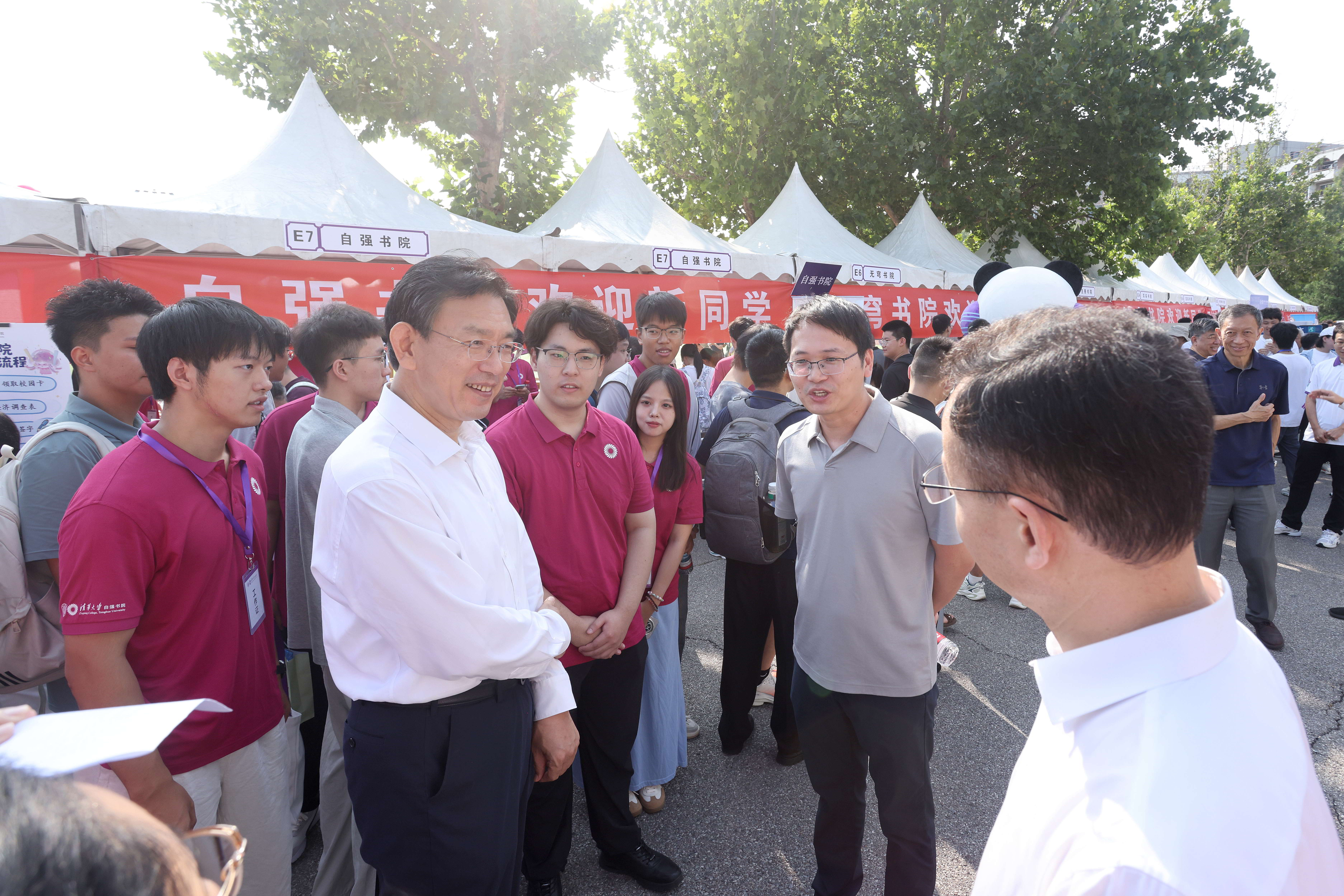 20260819-校领导检查迎新工作并看望本科生新生-杨艳宾摄-李路明与迎新现场师生亲切交流1.jpg