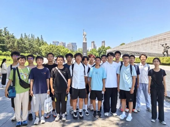20260731-清华大学计算机系“金陵计忆”学生实践支队赴南京开展社会实践-李浩永-参观侵华日军南京大屠杀遇难同胞纪念馆.jpg