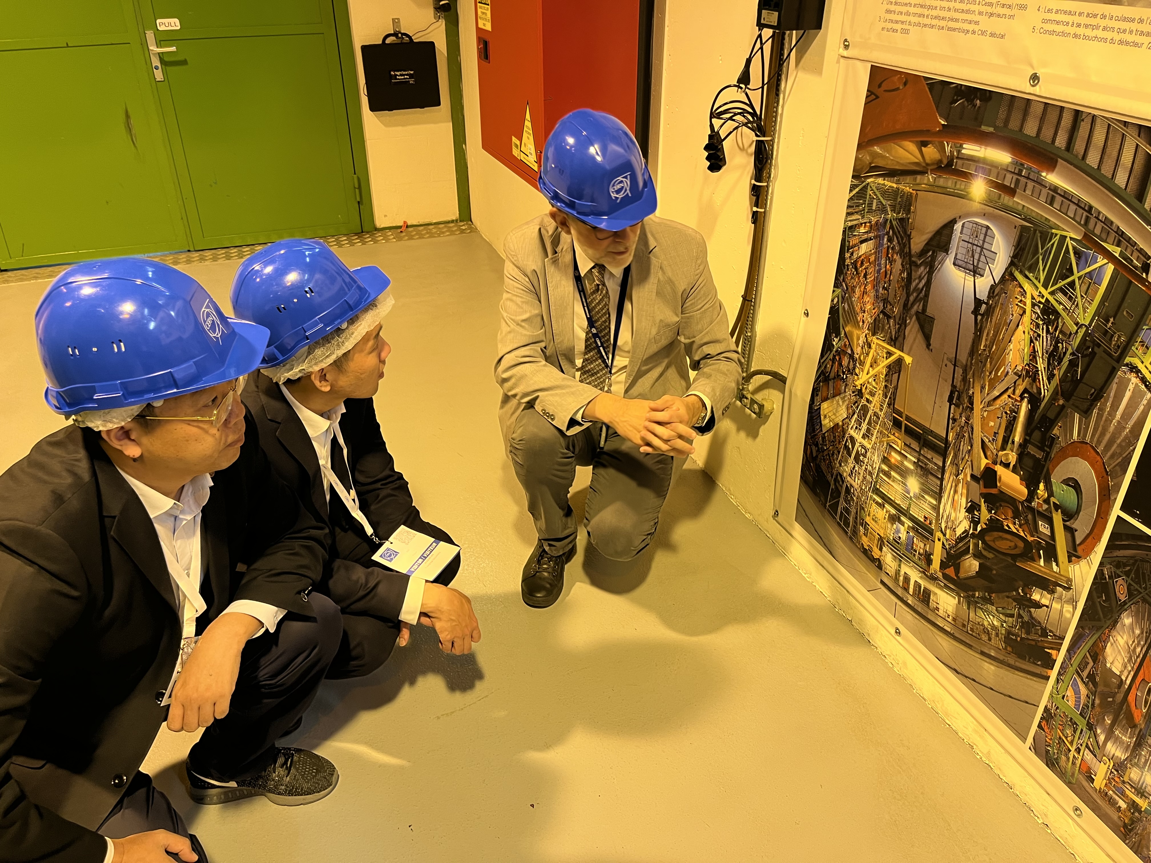 20230703-副校长曾嵘率团访问德国、瑞士-无-曾嵘一行访问欧洲核子中心2.jpg
