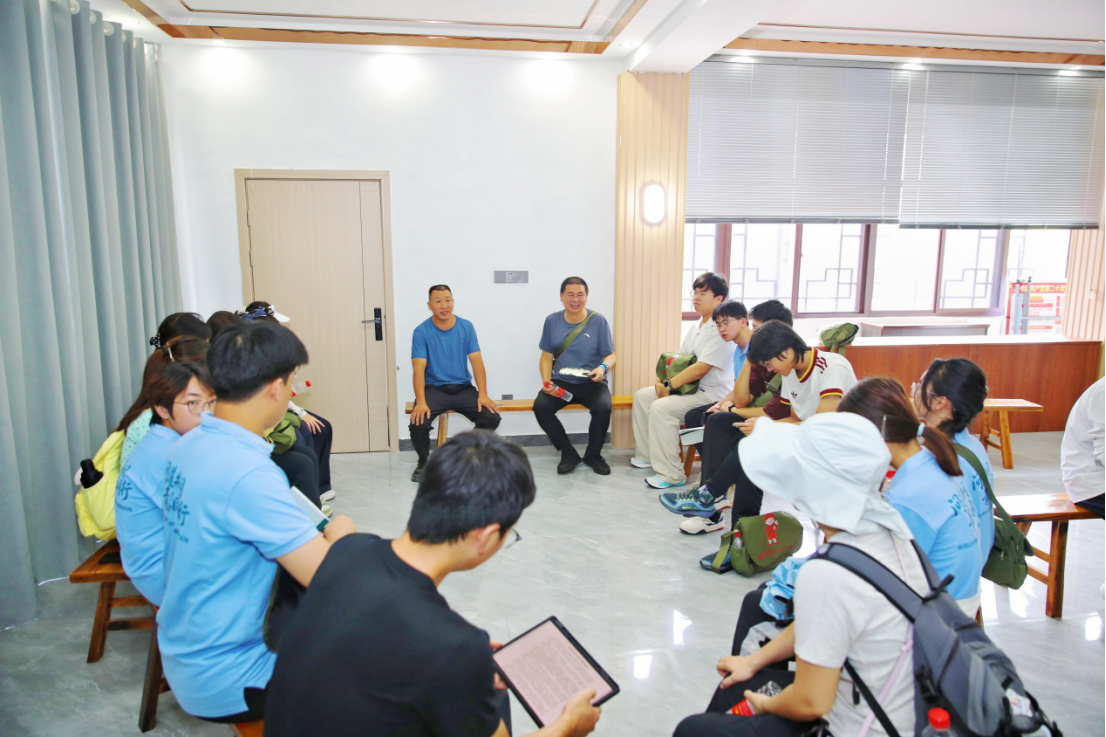 20260721-清华大学与井冈山大学开展“问道井冈·青春同行”联合暑期思政实践-李瑭健-联合思政实践支队师生访谈乔林村村干部.jpg