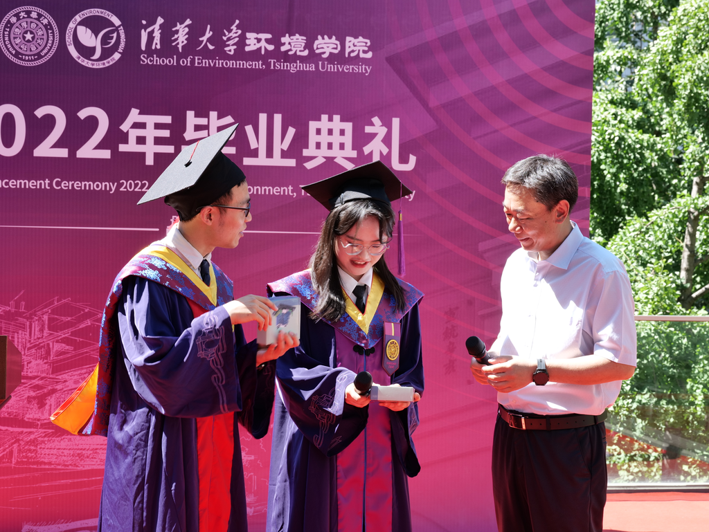 20220624-环境学院举行2022年毕业典礼-王顺-学院与毕业生代表互赠礼物png