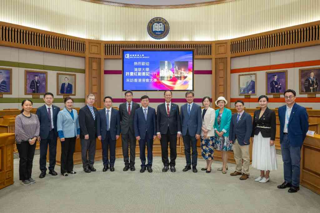 校领导率团访问香港