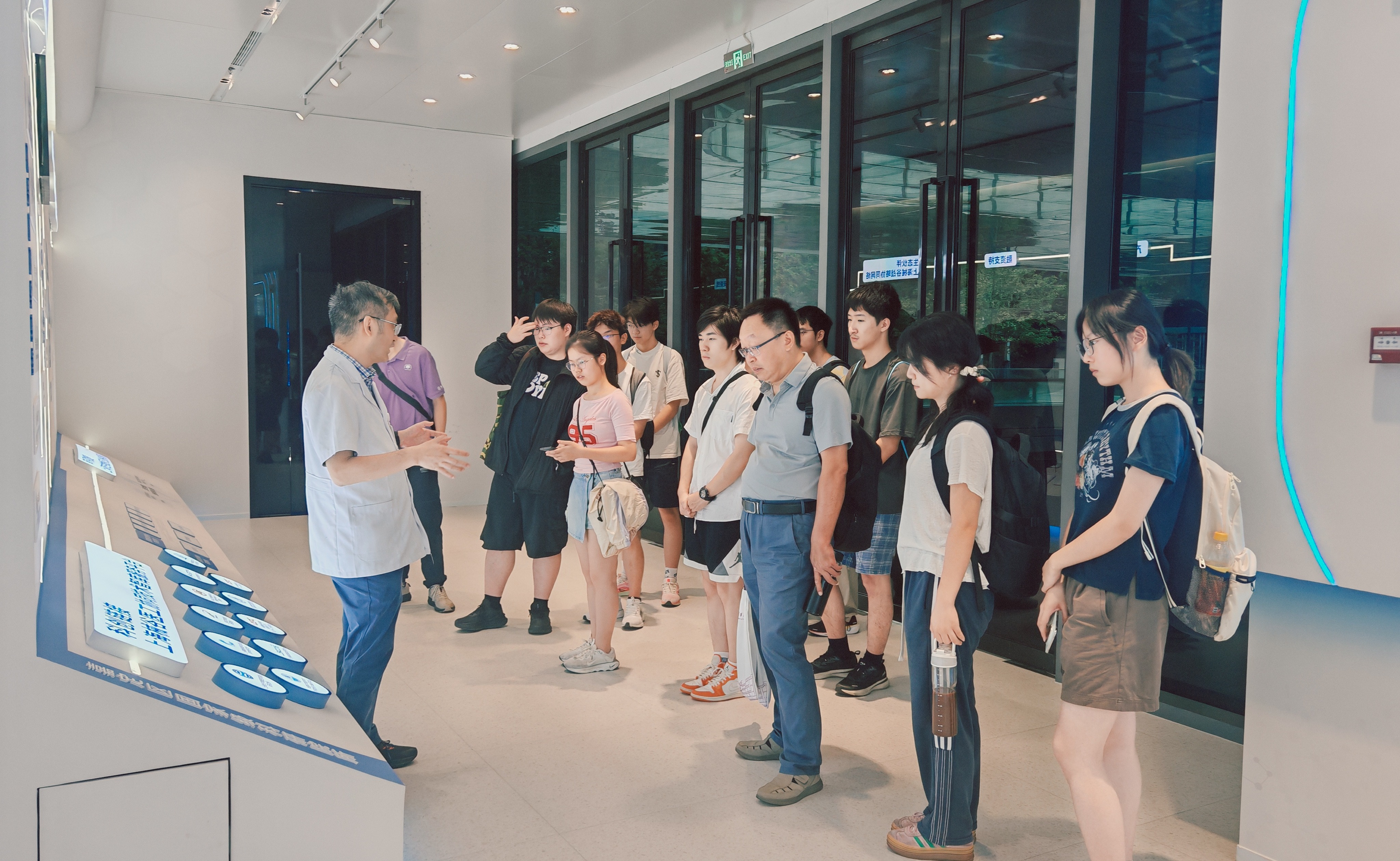 20260812-清华大学“沪医微先”赴上海思政实践支队在瑞金创新中心开展调研-阮翊-支队参观瑞金创新中心.jpg