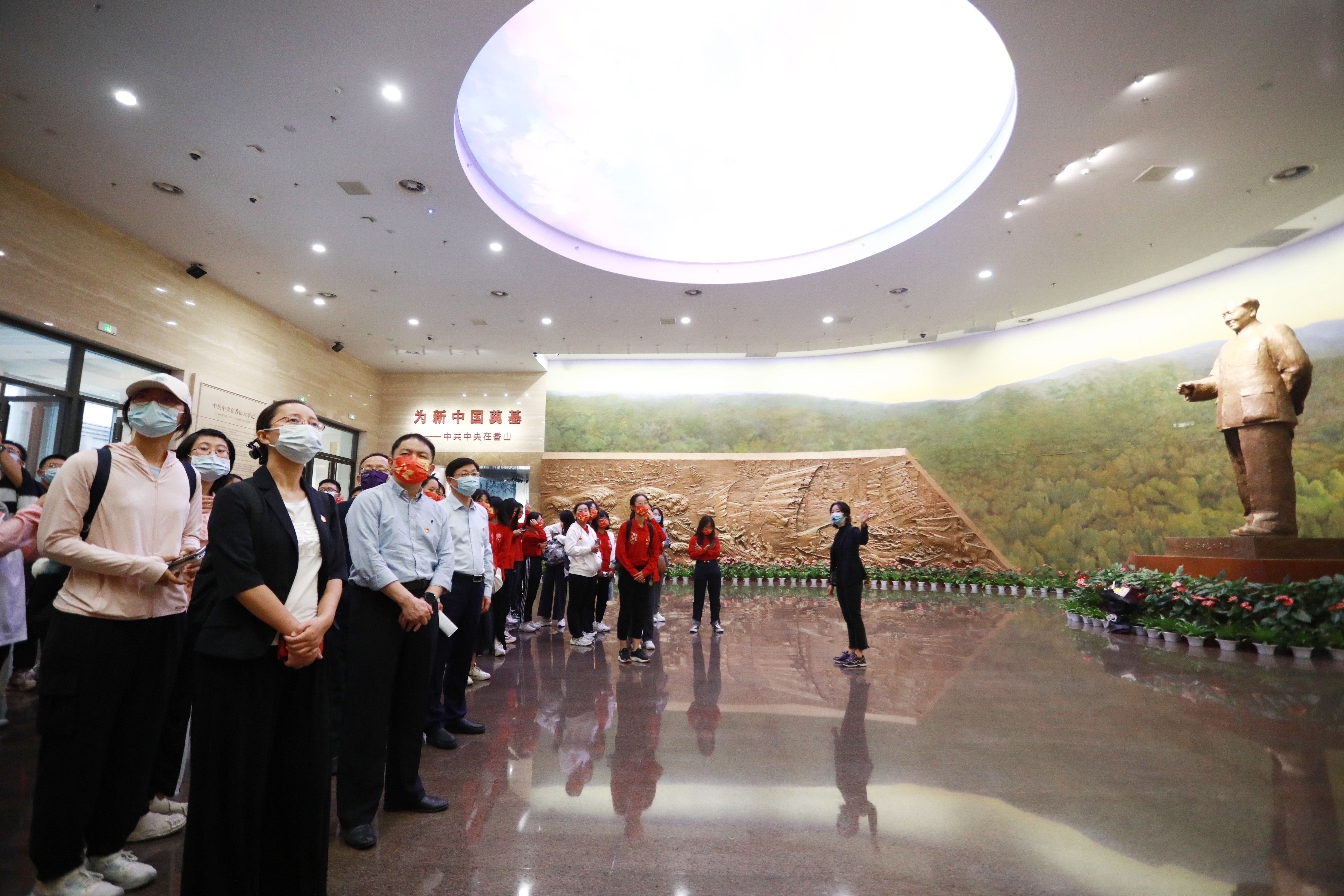 20221001-香山学习-常志东-一行人在香山革命纪念馆序厅听取讲解.JPG