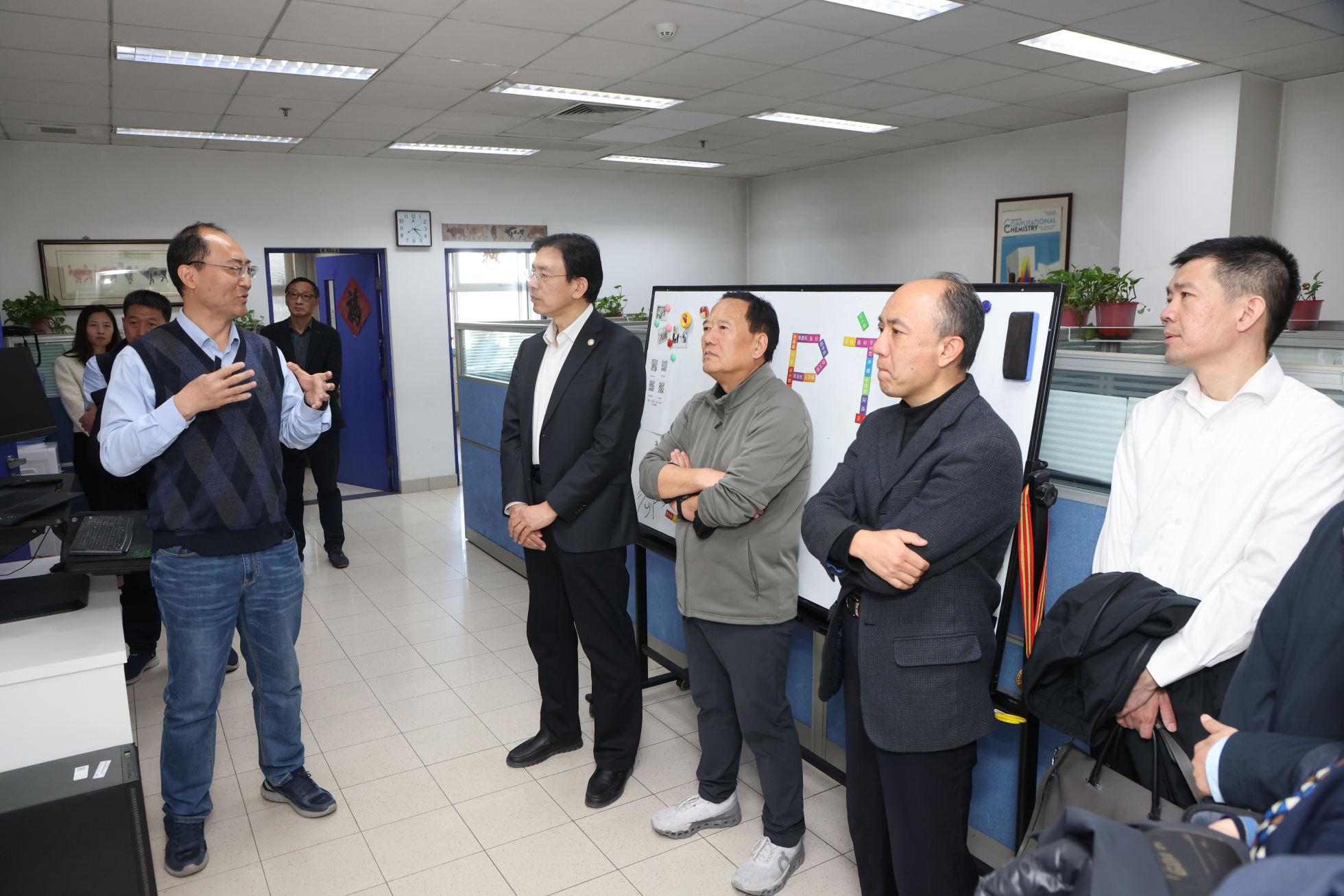 20260311-校长李路明调研北生所-杨艳宾摄-调研实验室 (1).jpg
