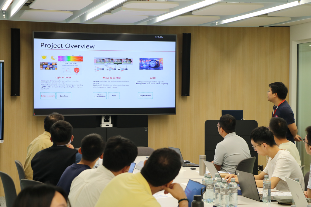 20260805-清华大学交叉信息院“瑞智新程”思政实践支队赴瑞士开展社会实践-管政豪-支队与华为冯·诺依曼研究中心的研究员们进行交流.png