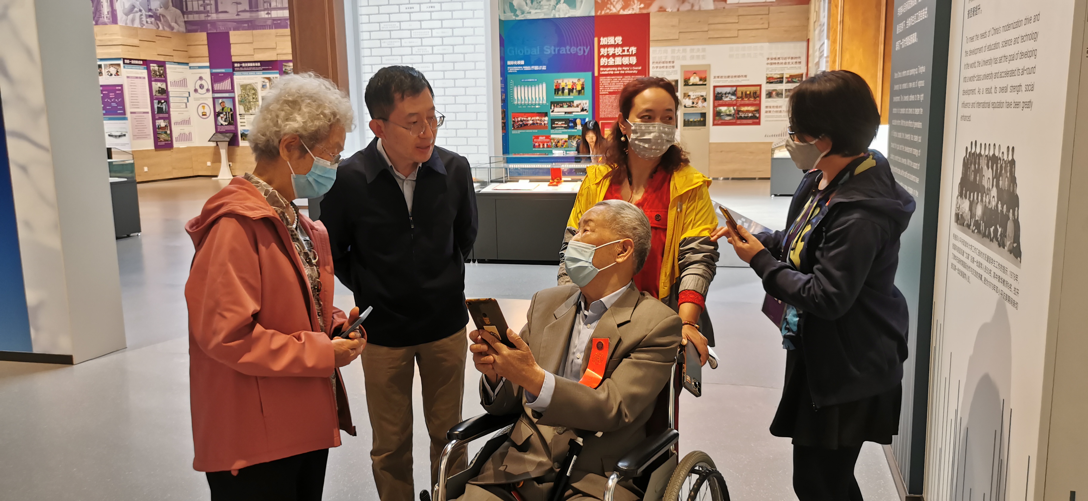 20220424-清华大学110周年校庆参观校史展-薜建团-戴上红条,坐着轮椅“回家”看展.jpg
