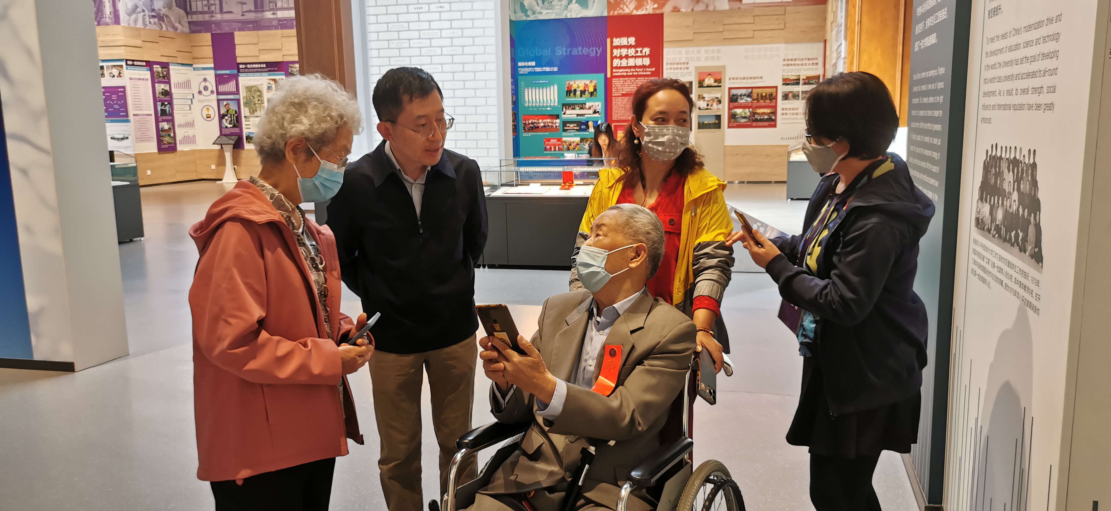 20220424-清华大学110周年校庆参观校史展-薜建团-戴上红条，坐着轮椅“回家”看展.jpg