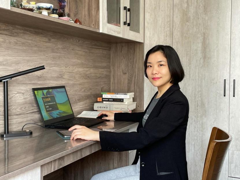 Nie Xiaomei teaches from home