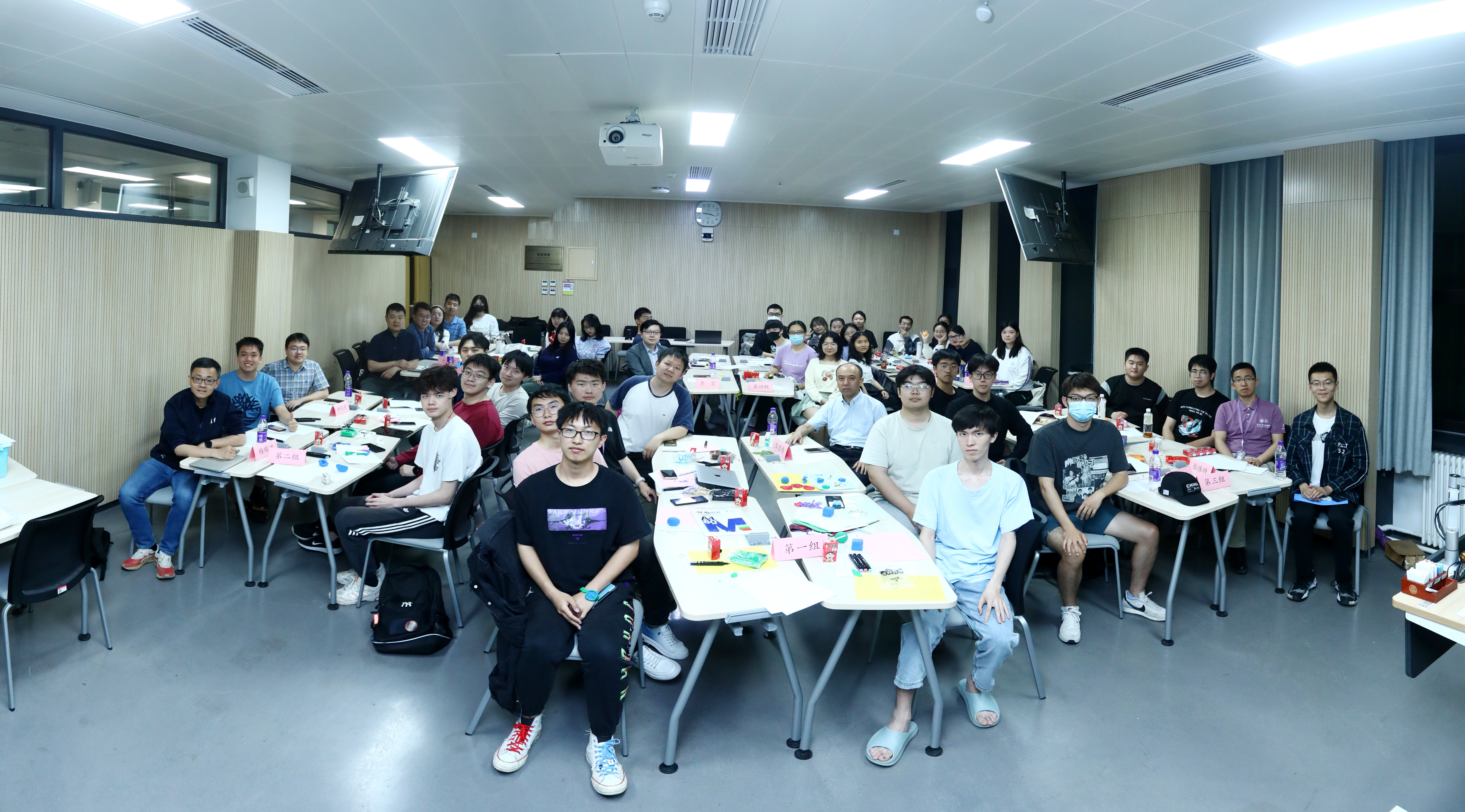 20230514-副校长王宏伟参加新雅13团支部主题党团日-清大嘉艺-师生合影留念.jpg