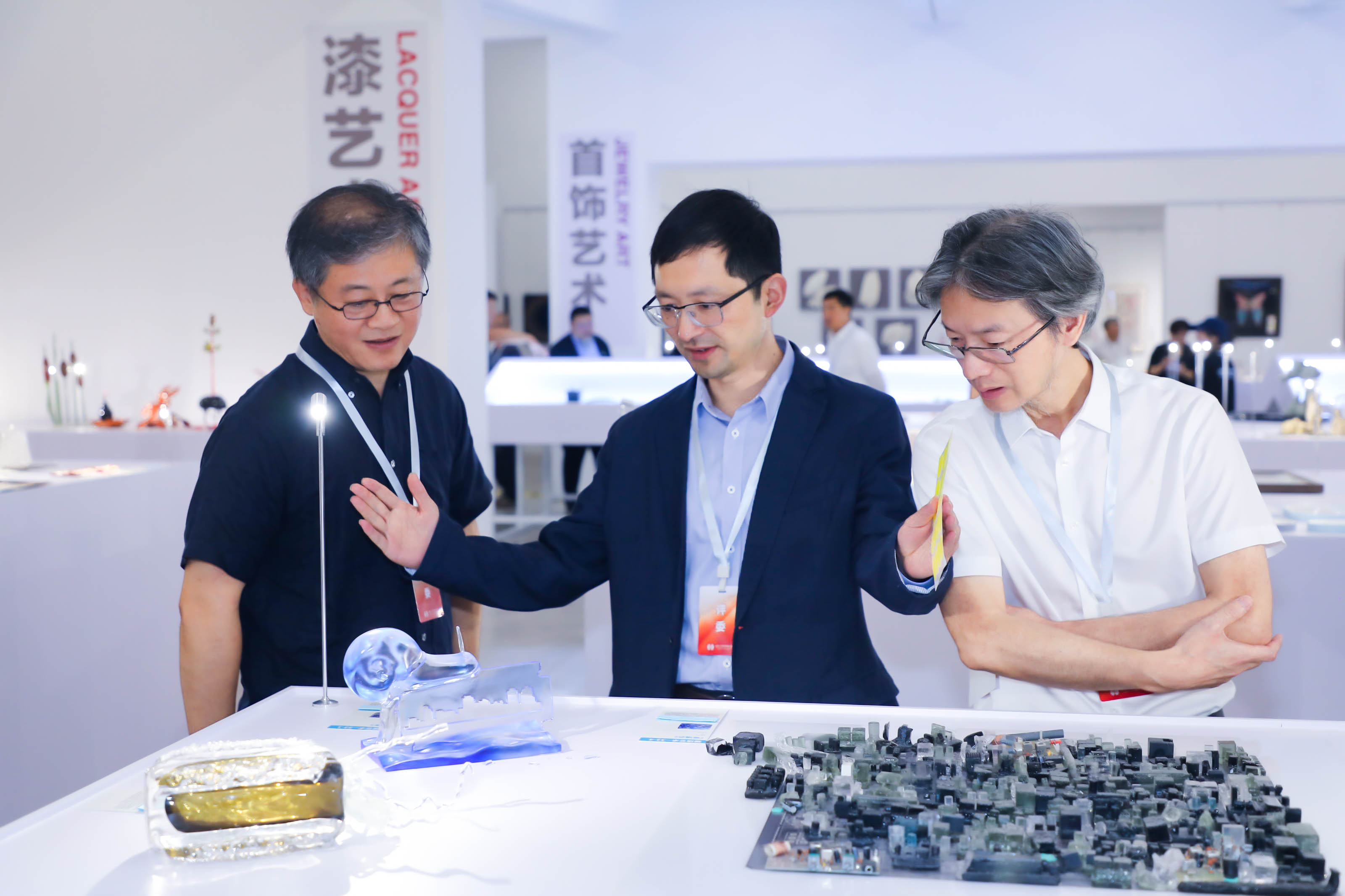 20231028-清华美院联合主办首届全国工艺美术教育大会-组委会-评审现场.jpg