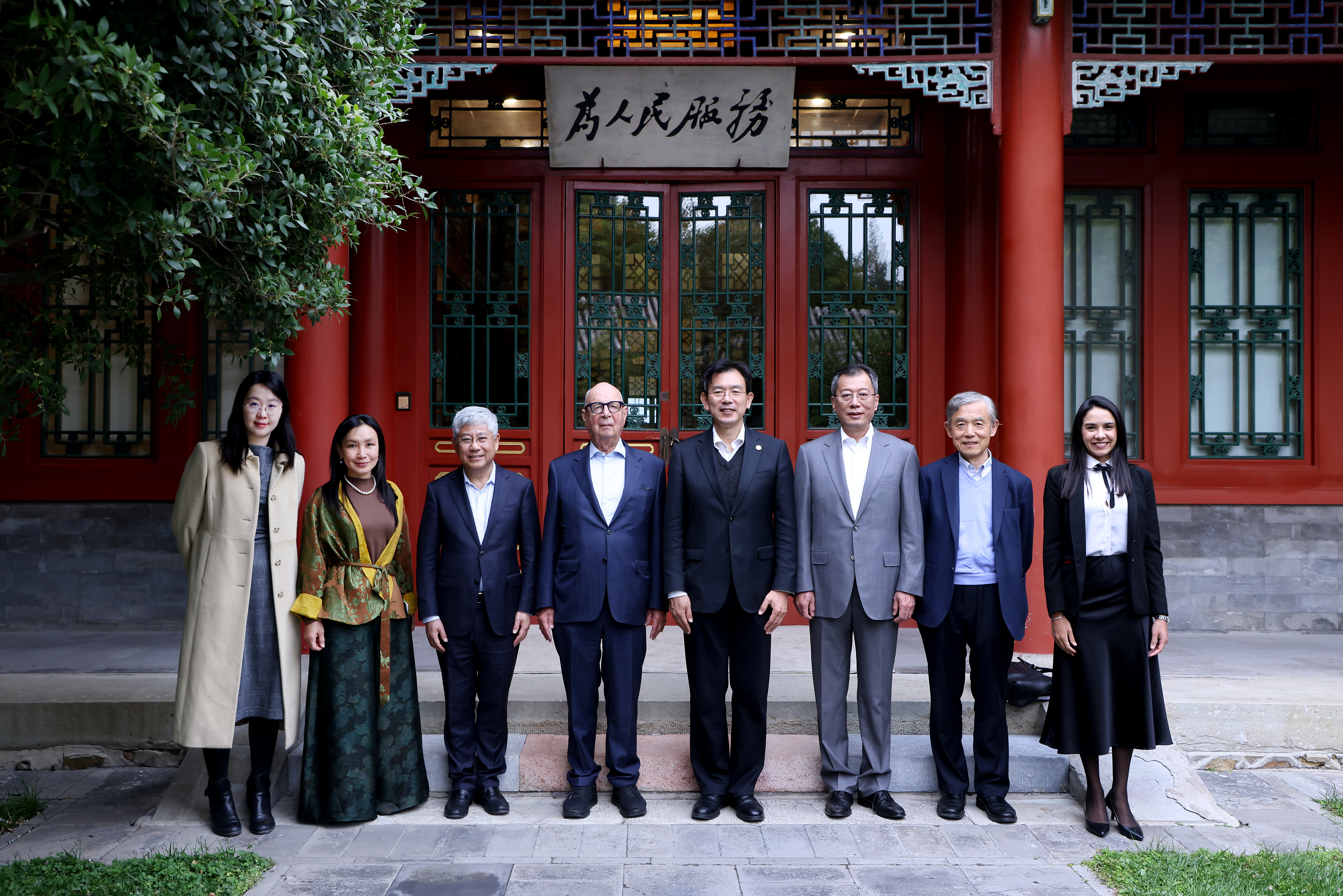 20261022-校长会见三位来宾-李派、曹文鹏、赵青松-会见、合影、授予证书-1.JPG