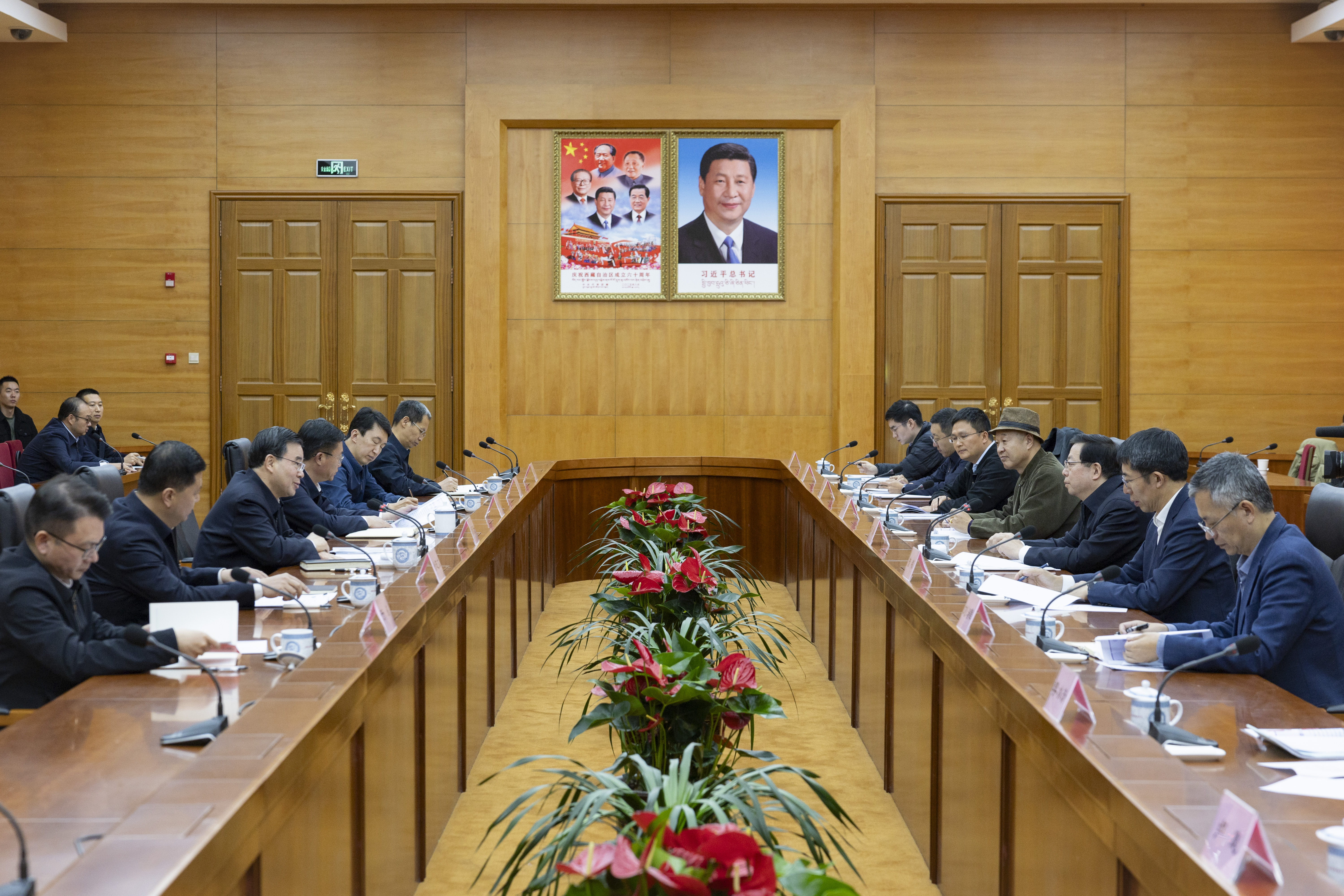 20261011-校党委书记邱勇带队访问西藏、新疆-李派-会见现场.jpg