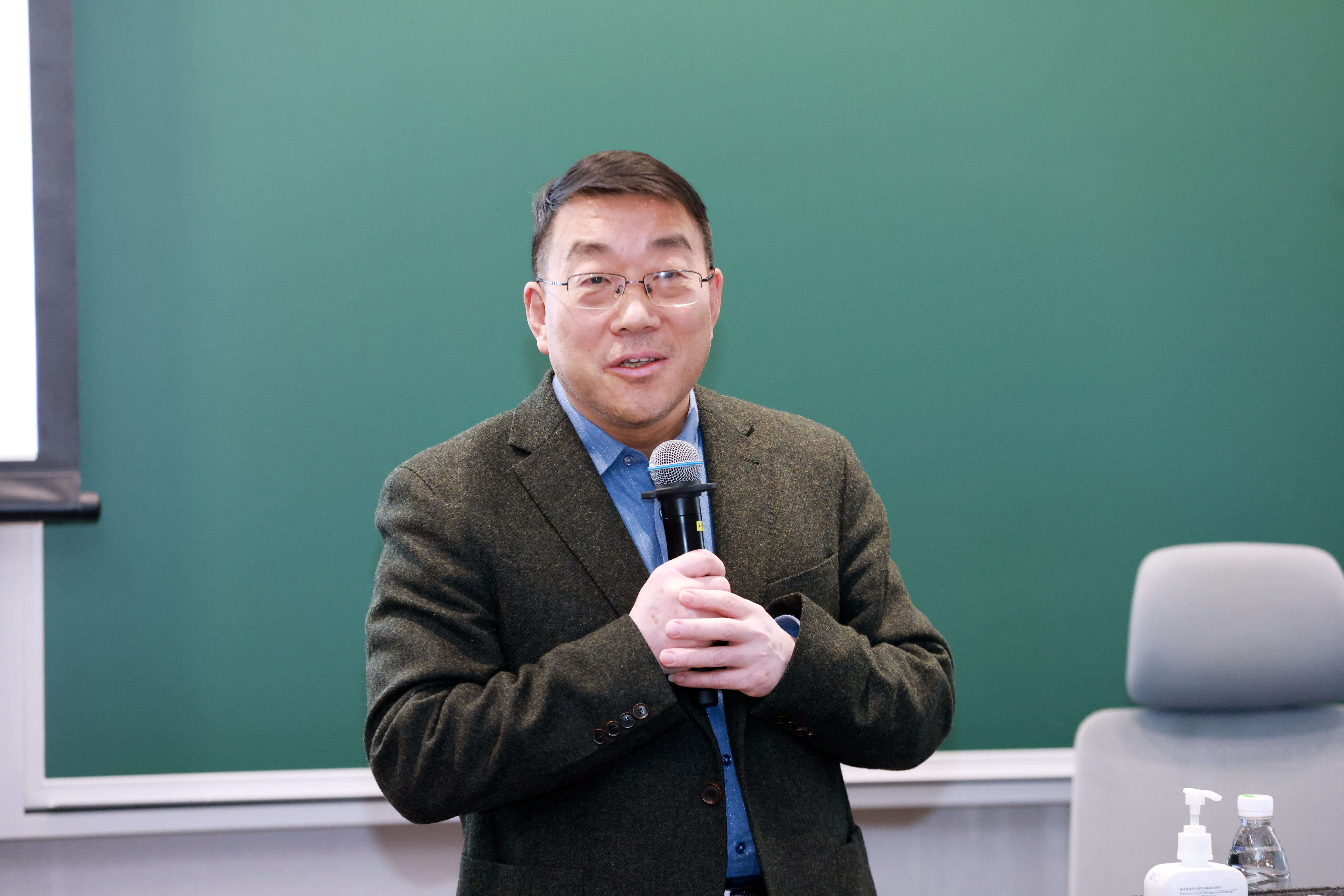 20241227-清华大学举办2024年哲学社会科学骨干教师专题研讨班-常志东-杨雪冬作专题报告.JPG