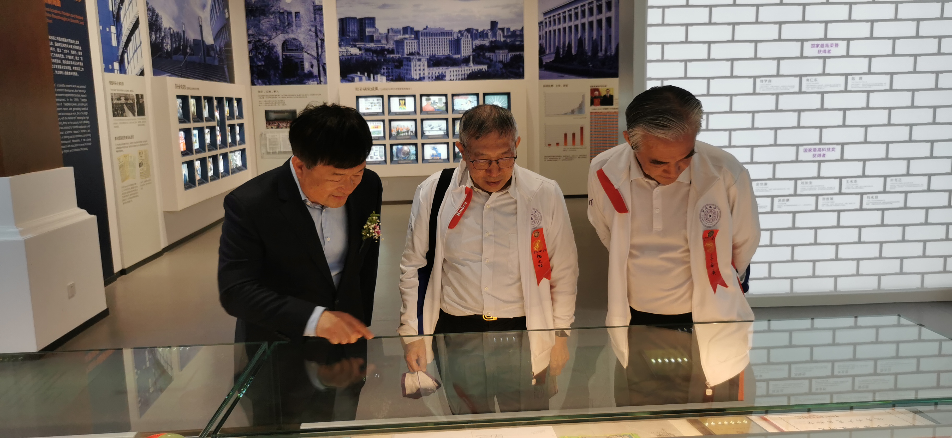 20220424-清华大学110周年校庆参观校史展-薜建团-捐赠人(中)亲自来看展.jpg