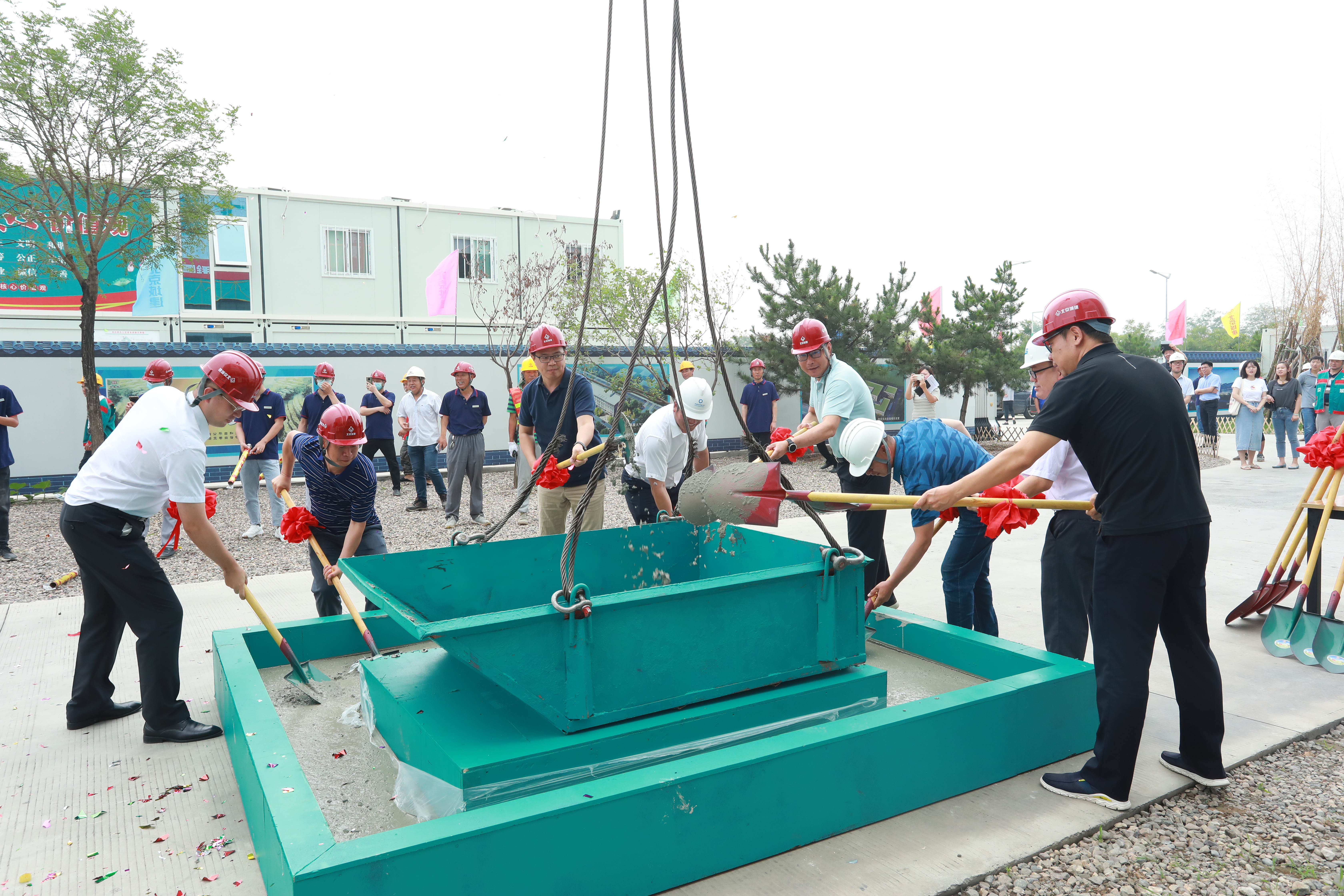 20210628-空地一体环境感知与智能响应研究平台实现主体结构封顶-嘉艺摄影-参加平台主体结构封顶仪式的代表集体铲砼JPG