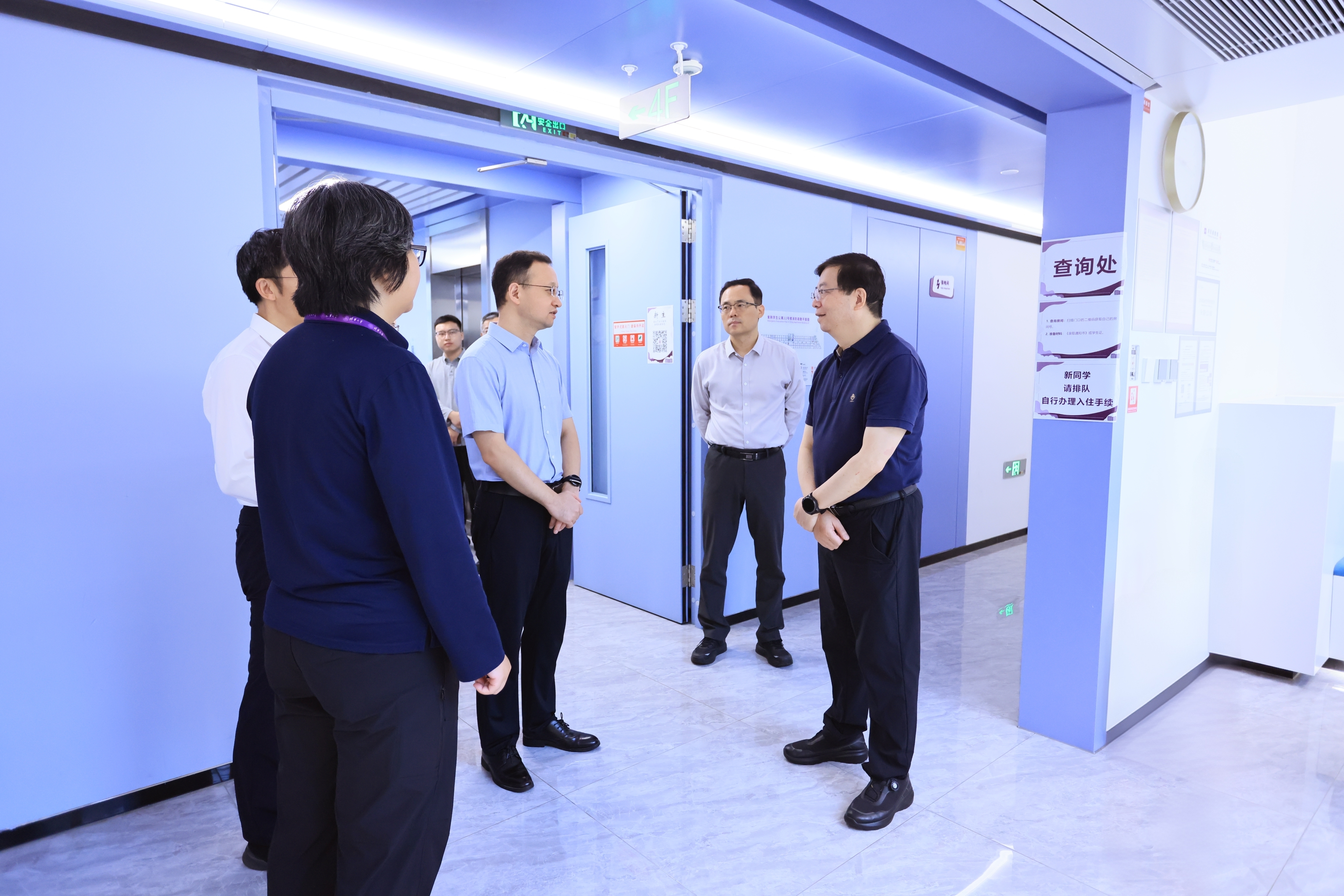 20260826-校领导检查研究生迎新-孙波-了解学生社区服务保障情况4.jpg