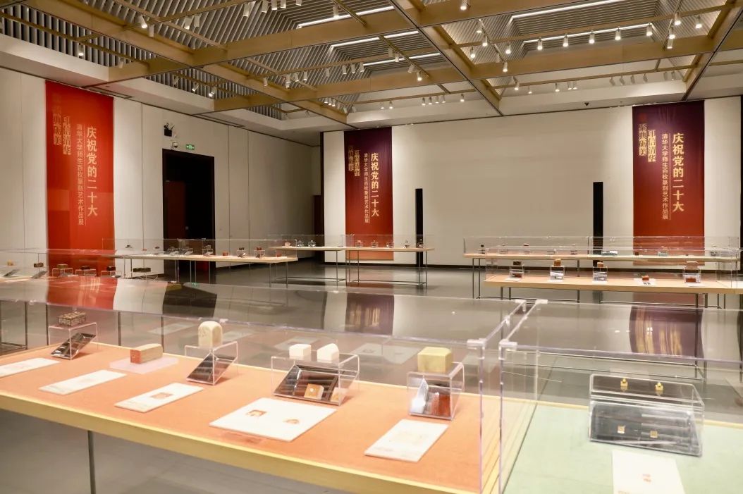 20221010-庆祝党的二十大清华大学师生百枚篆刻艺术作品展-项目组-展览现场2jpg 20221010-庆祝党的二十大清华大学师生百枚篆刻艺术作品展-项目组-展览现场2jpg