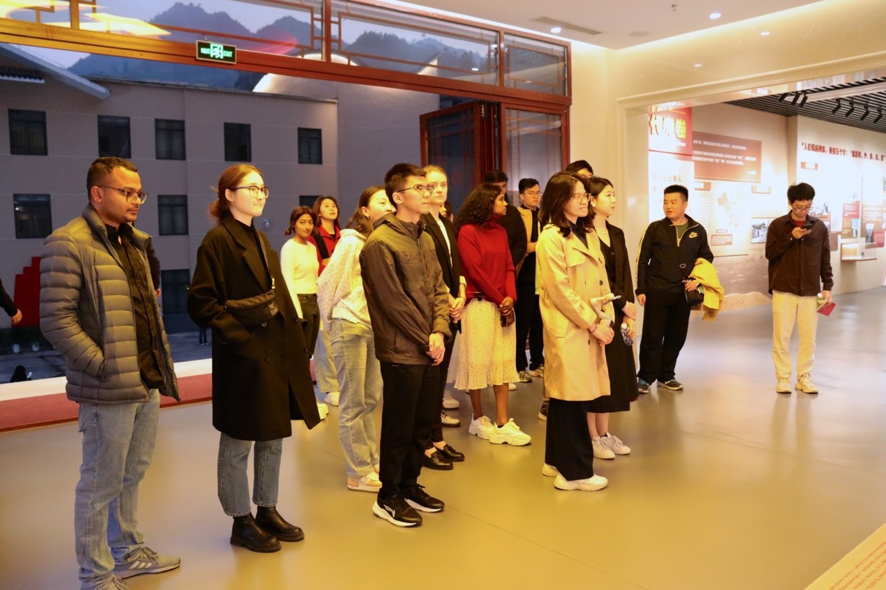 20231124-发现中国智慧,洞察中国发展——2023年清华大学“洞察中国”全球胜任力社会实践纪实-“洞察中国”福建实践支队-“洞察中国”赴福建支队成员参访难忘下党主题馆.jpg