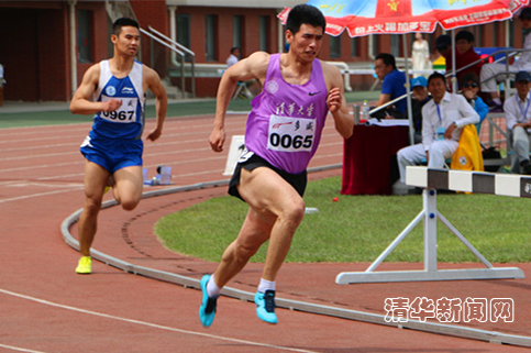 图为清华学生参加400米栏比赛。体育代表队学生通讯???摄_1.jpg
