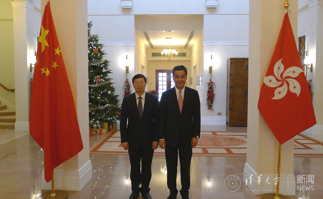 与梁振英合影0.jpg