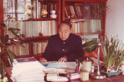 王继明在家中备课2.jpg