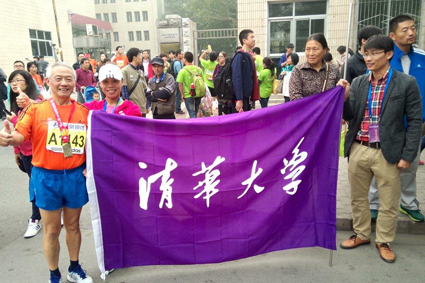??? 2014年赛后在清华大学校旗旁留???.jpg