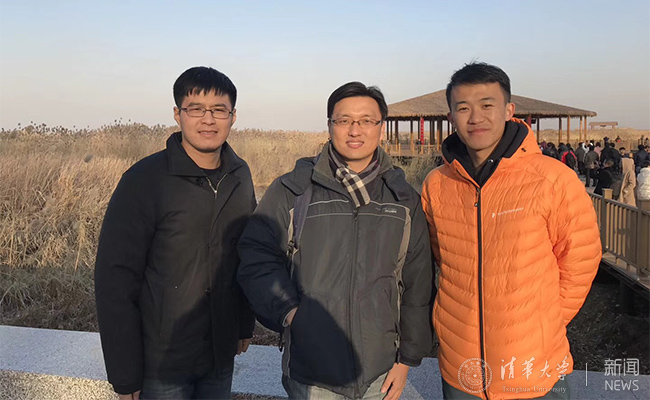 照片3-朱è?师与学生实地调研.jpg