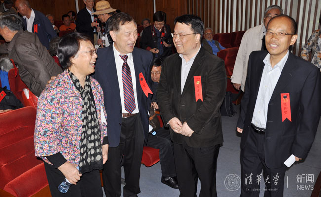 程建平副校长和校友们亲切交谈1副本.jpg