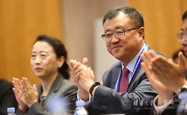 杨斌主持捐赠仪式.jpg