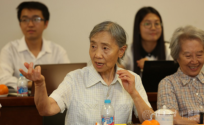 33老教师们积极建言献策.jpg