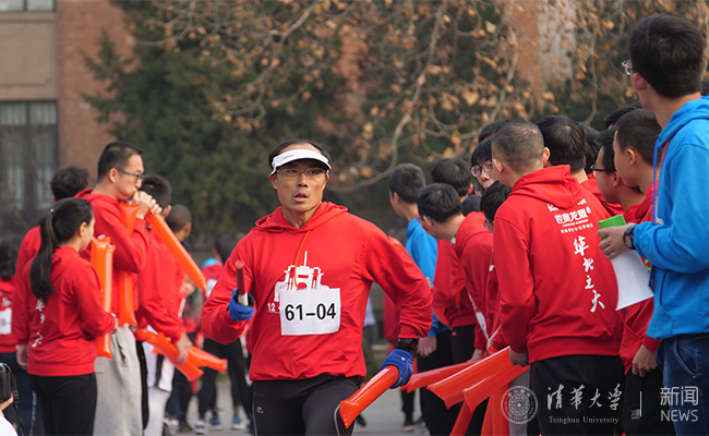 充气棒象征着反动政府棍棒,要在接棒完成后踩破2.jpg