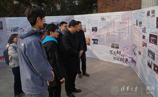 学校领导看展(苗培壮摄).jpg
