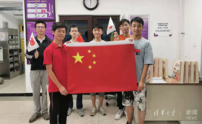 物资包分发现场的工作人员.jpg